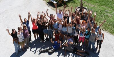 Gruppo di bambini e bambine iscritti al campo scuola